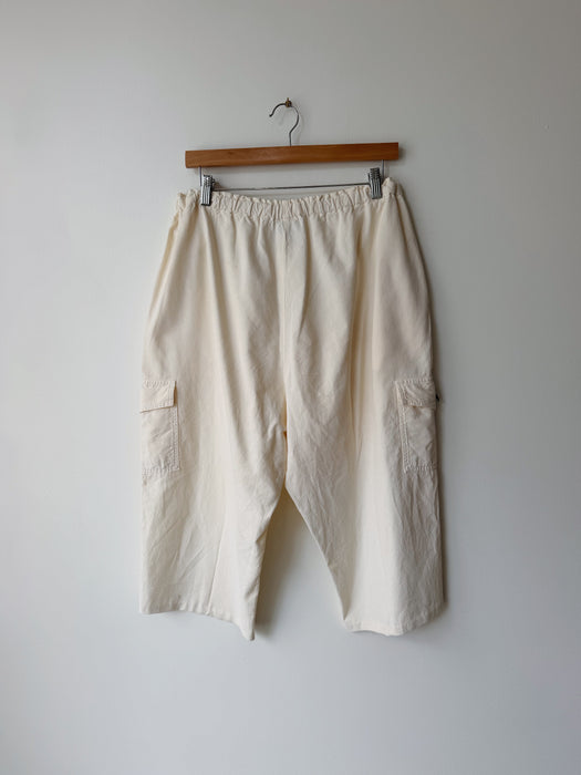 Cream Cargo Capri’s | M