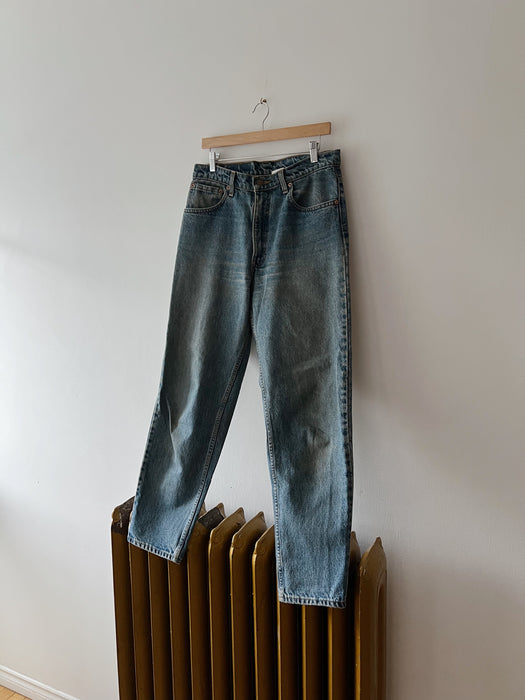 Distressed Mid Wash Levi's 550 Denim | 32