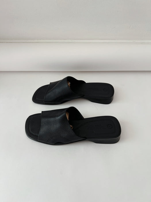 Black Leather Sandals | 7.5/8
