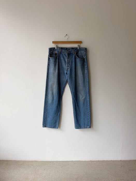 Mid Wash Levi’s 501 Denim | 36