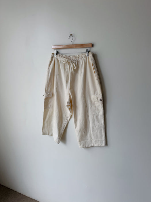 Cream Cargo Capri’s | M