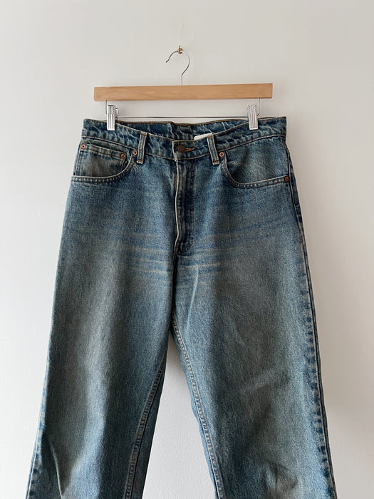 Distressed Mid Wash Levi's 550 Denim | 32