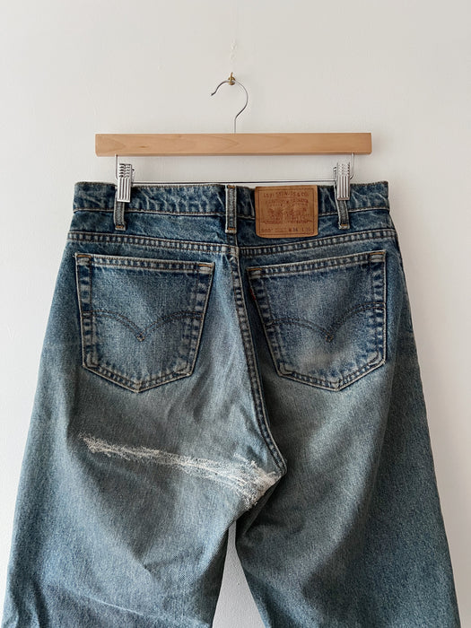 Distressed Mid Wash Levi's 550 Denim | 32