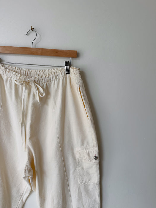 Cream Cargo Capri’s | M