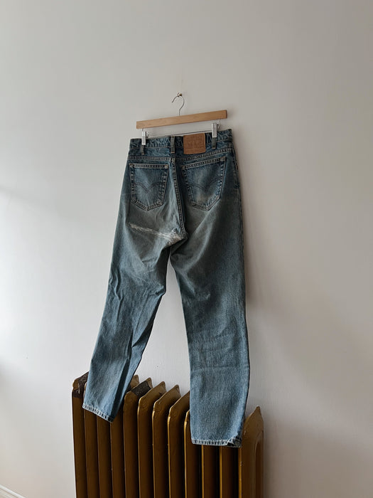 Distressed Mid Wash Levi's 550 Denim | 32