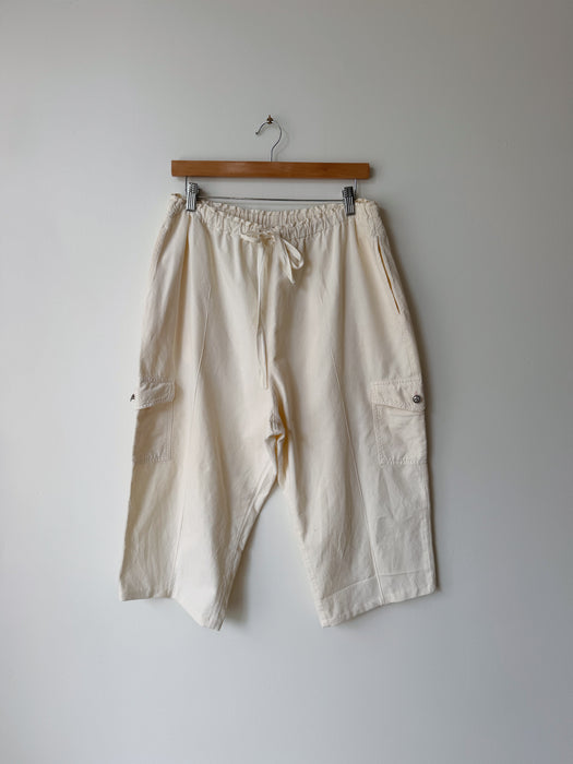 Cream Cargo Capri’s | M